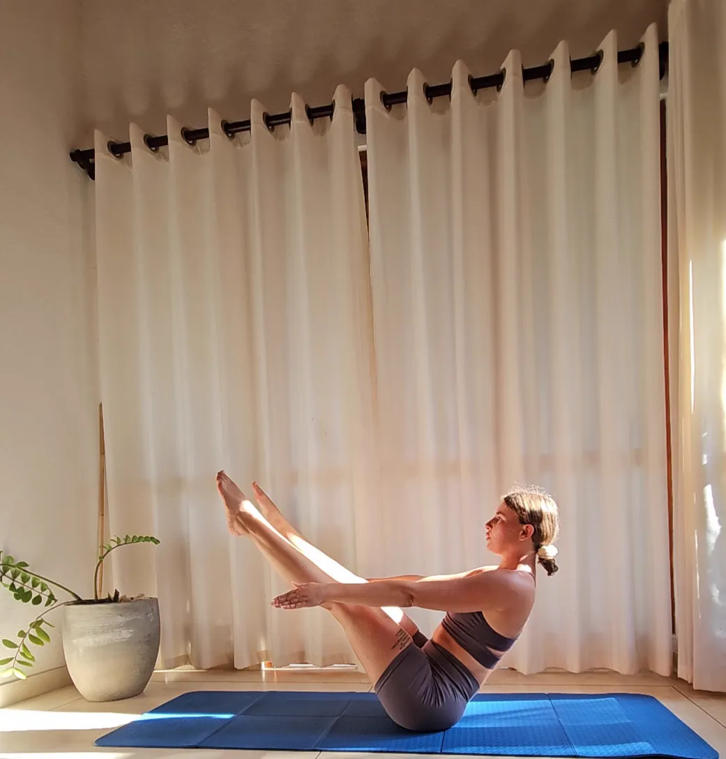 Alena in Pilates Teaser-Pose